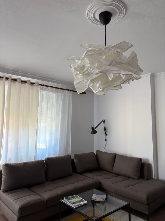 Apartament stil modern me 2 dhoma gjumi në dispozicion për qira në një vendndodhje kryesore