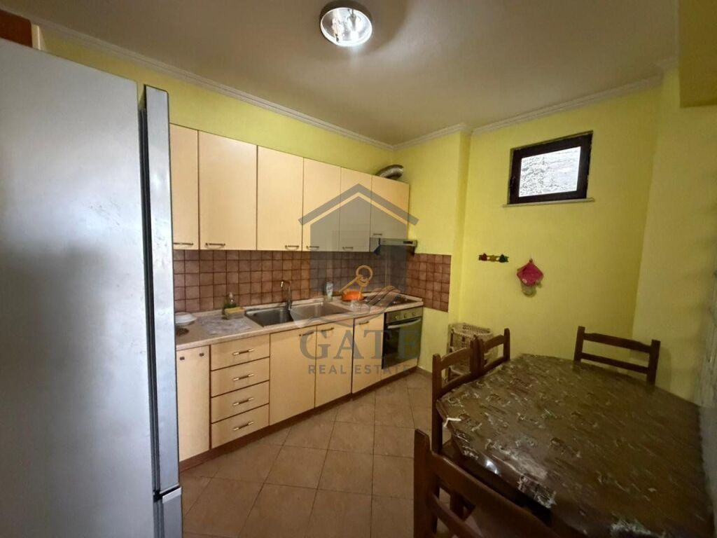Jepet me qira, Apartament 3+1+2 Ballkone, Në Qendër të Durrësit – Tek Poliklinika.