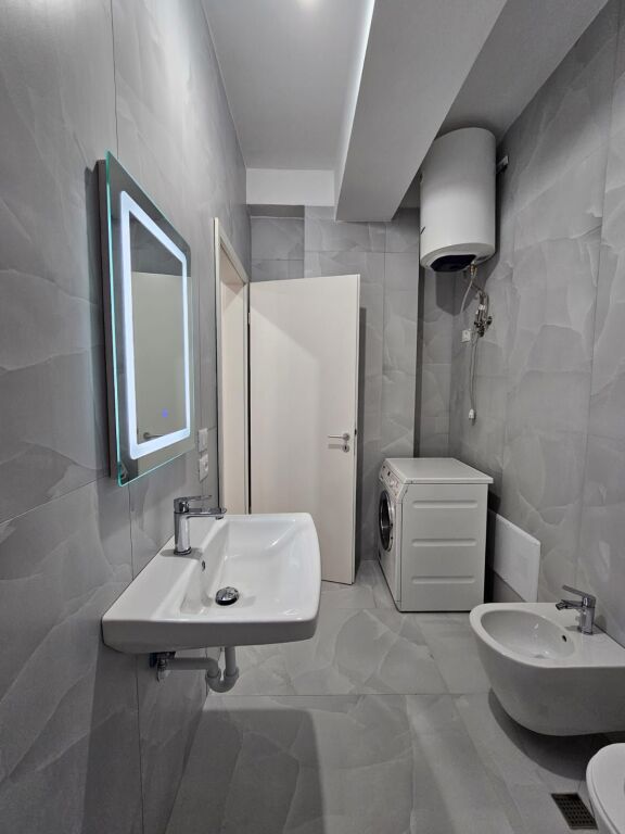 🏢Ne zonen e Ali Demit,Rezidenca Kaimi,jepet me qera apartament 1+1,i  mobiluar.40,000Leke
