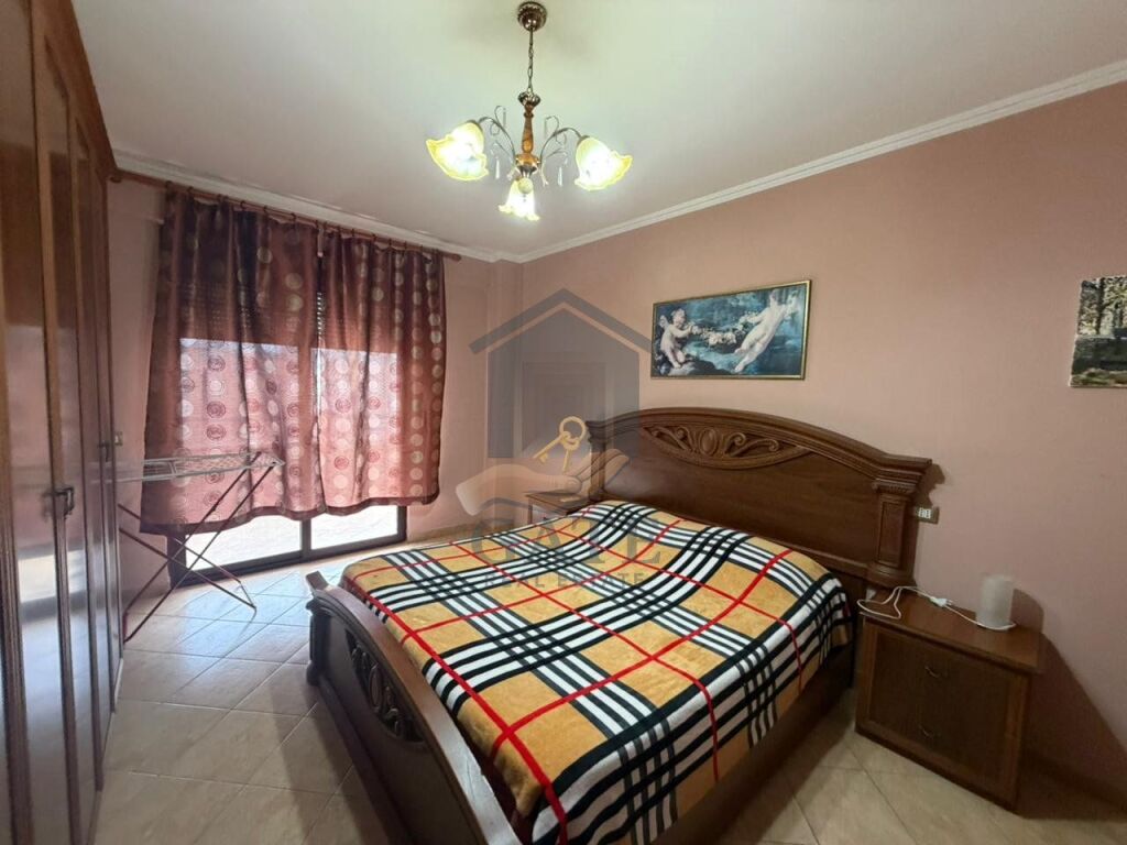 Jepet me qira, Apartament 3+1+2 Ballkone, Në Qendër të Durrësit – Tek Poliklinika.