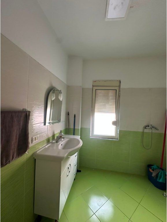 Qera, Ambient per zyra, Komuna e Parisit, Tirane