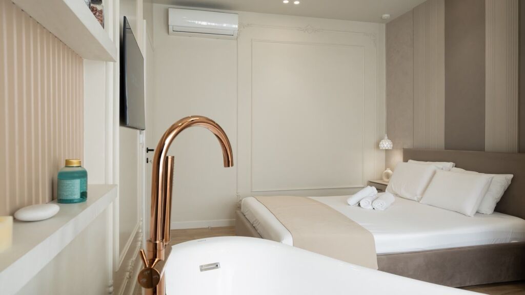 Jepet me Qera i mobiluar Luxury Apartament 1+1pran Spar Plazh Durres