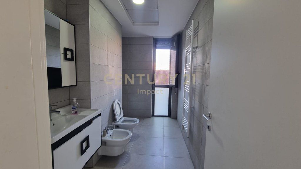 APARTAMENT 2+1+2 ME POST PARKIMI ,ME QIRA TEK FIORI DIi BOSCO! 850 € /Muaj