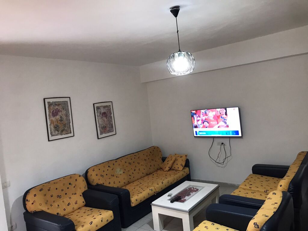 JEPET ME QIRA SHTEPI 1+1 LAPRAKE . PRANE KUPOLES 38.000 LEKE