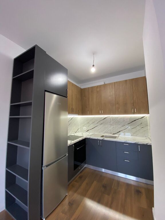 Rruga e Dibres,perballe Ministrise se Mbrojtjes jepet me qera apartament1+1,pjeserisht i mobiluar 45,000Leke    