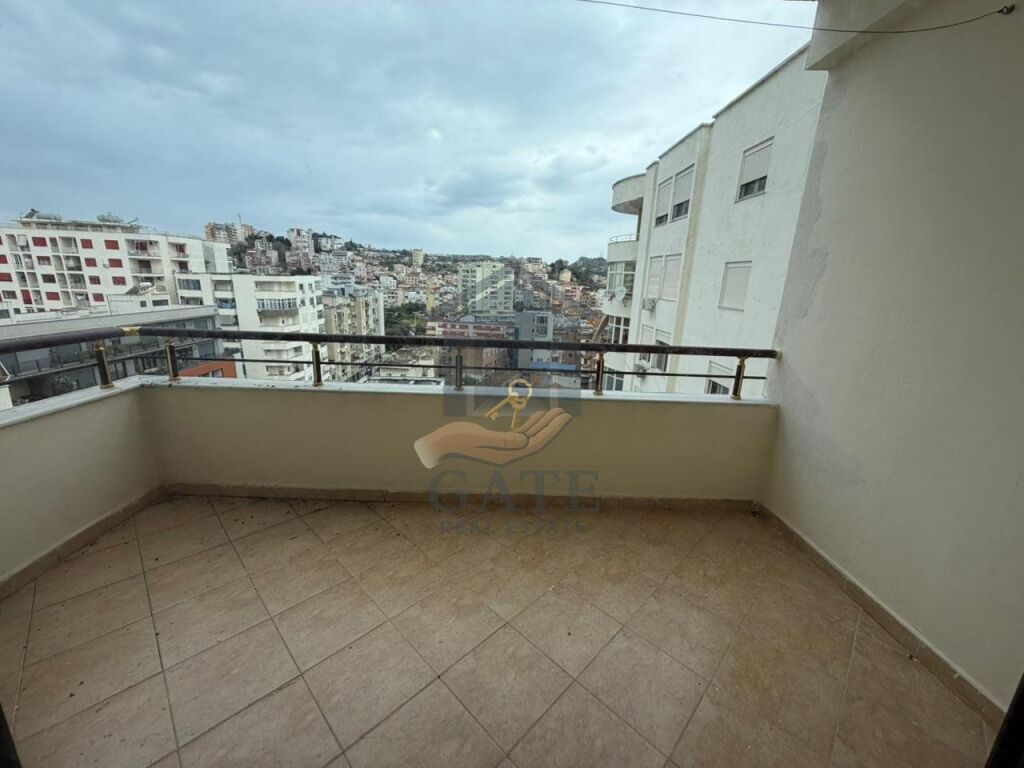 Jepet me qira, Apartament 3+1+2 Ballkone, Në Qendër të Durrësit – Tek Poliklinika.