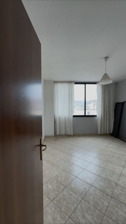Shitet Apartament 2+1 pranë Stadiumit – Durrës