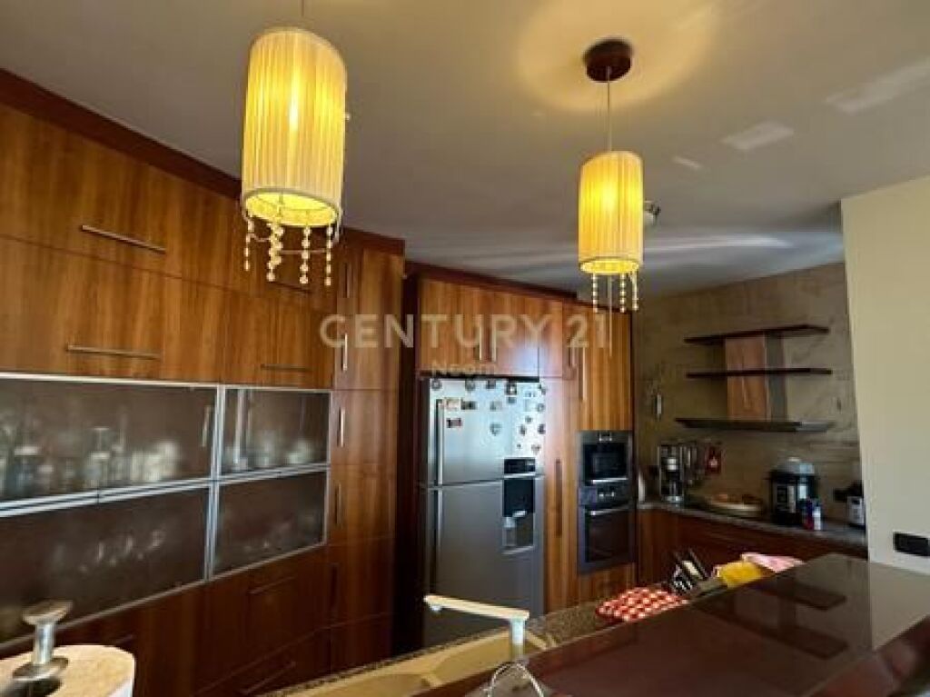 Shitet Apartament 3+1+3 Penthouse me Pamje Panoramike nga Tirana