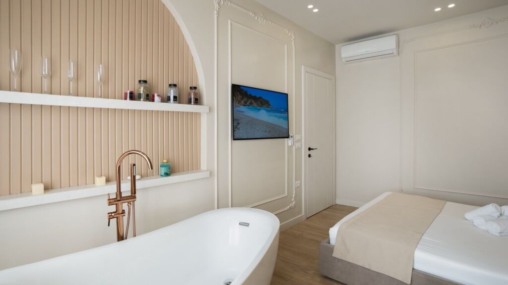 Jepet me Qera i mobiluar Luxury Apartament 1+1pran Spar Plazh Durres