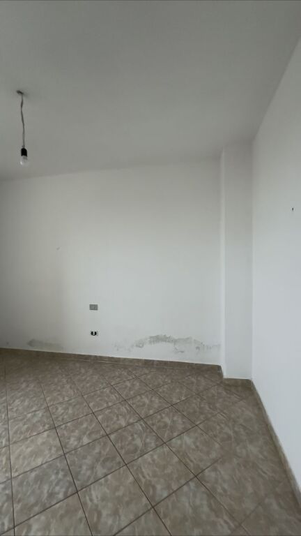 Shitet Apartament 2+1 pranë Stadiumit – Durrës