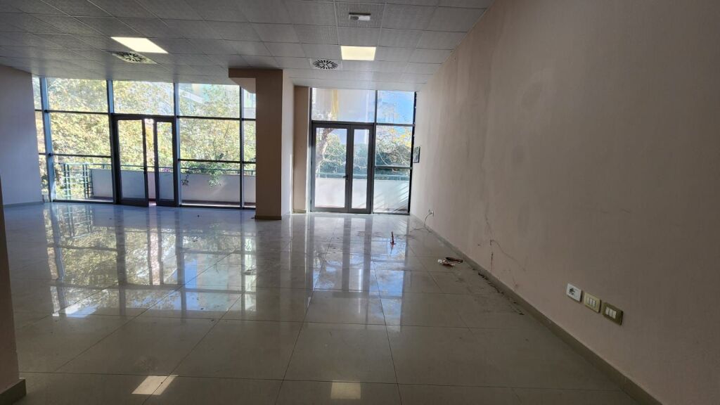 Japim Ambient Komercial Me Qira në zonën e Ish Rajonit në Durrës !