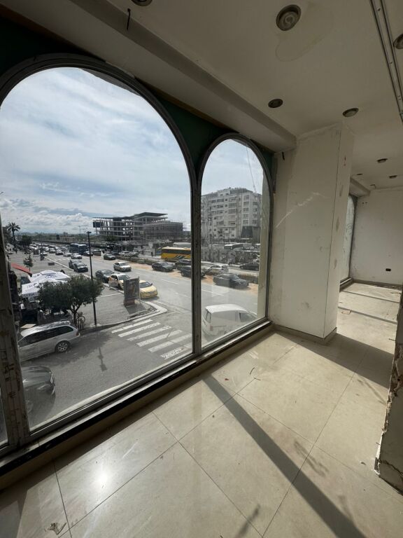 🏢 JEPET ME QERA AMBIENT I PËRSHTATSHËM PËR BIZNES 🏢  📍 Vendndodhja: Zona e Stacionit të Trenit, Durrës 📐 Sipërfaqe: 85 m² 🏢 Kati: 2 💰 Qeraja: 1,000,000 Lekë / vit 📅 Kusht pagese: Pagesë 1-vjeçare  Ambient me pozicion të favorshëm, i përshtatshëm për aktivitete të ndryshme biznesi si zyra, klinikë, kurs profesional, studio, agjenci, qendër estetike dhe aktivitete të tjera shërbimi.  Zona ofron akses të lehtë dhe ndodhet pranë rrugëve kryesore, duke e bërë një zgjedhje ideale për zhvillimin e biznesit tuaj.  