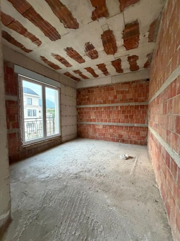 🏡 Vilë 3-Katëshe për Shitje – Collina Verde Residence