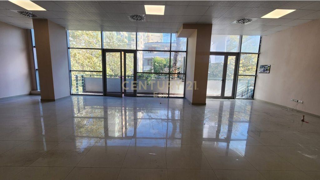 Japim Ambient Komercial Me Qira në zonën e Ish Rajonit në Durrës !