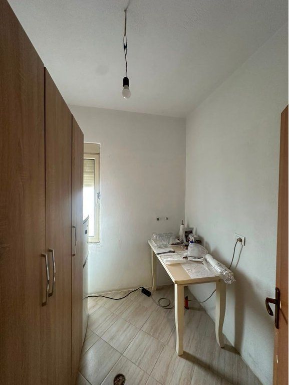 Qera, Ambient per zyra, Komuna e Parisit, Tirane