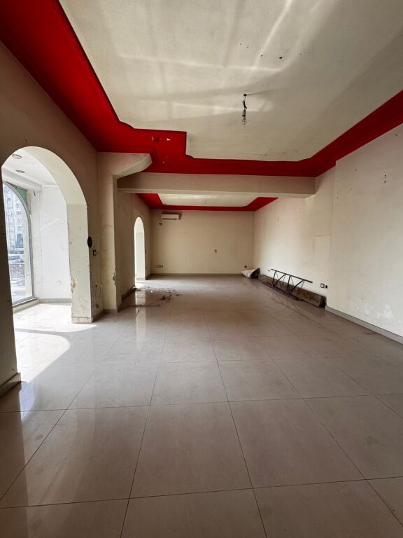 🏢 JEPET ME QERA AMBIENT I PËRSHTATSHËM PËR BIZNES 🏢  📍 Vendndodhja: Zona e Stacionit të Trenit, Durrës 📐 Sipërfaqe: 85 m² 🏢 Kati: 2 💰 Qeraja: 1,000,000 Lekë / vit 📅 Kusht pagese: Pagesë 1-vjeçare  Ambient me pozicion të favorshëm, i përshtatshëm për aktivitete të ndryshme biznesi si zyra, klinikë, kurs profesional, studio, agjenci, qendër estetike dhe aktivitete të tjera shërbimi.  Zona ofron akses të lehtë dhe ndodhet pranë rrugëve kryesore, duke e bërë një zgjedhje ideale për zhvillimin e biznesit tuaj.  