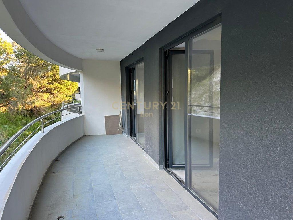 SHITET APARTAMENT 2+1+2 ME PAMJE DETI TEK "WHITE HILL RESIDENCE" NE CURRILA !