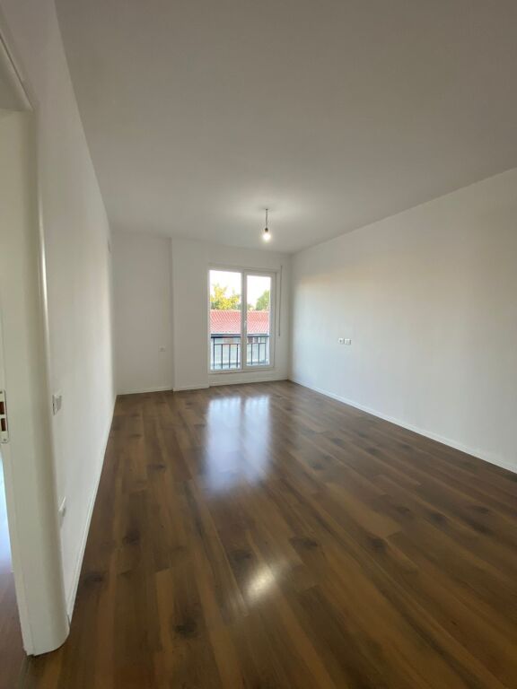 Rruga e Dibres,perballe Ministrise se Mbrojtjes jepet me qera apartament1+1,pjeserisht i mobiluar 45,000Leke    