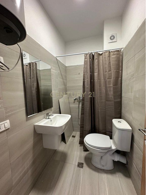 Apartament 3+1+2 për qira pranë Tregut Industrial Durres 800 € /Muaj
