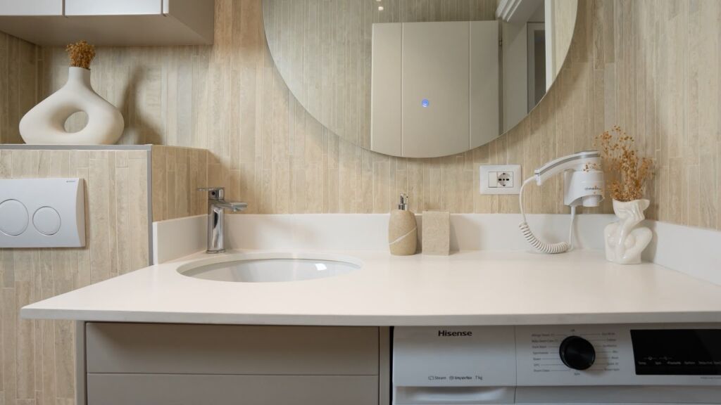 Jepet me Qera i mobiluar Luxury Apartament 1+1pran Spar Plazh Durres