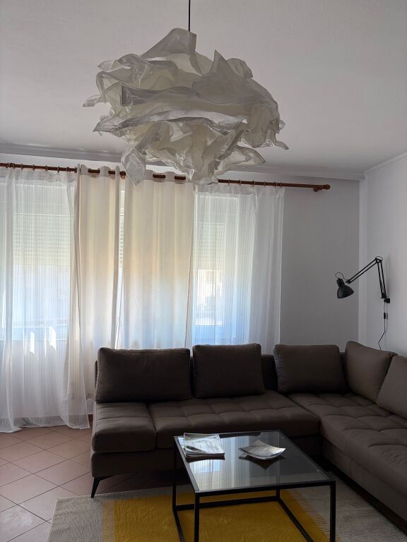 Apartament stil modern me 2 dhoma gjumi në dispozicion për qira në një vendndodhje kryesore