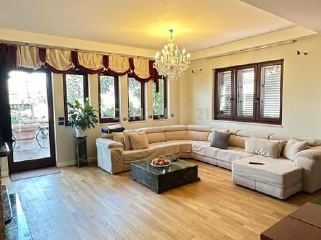 Shitet Apartament 3+1+3 Penthouse me Pamje Panoramike nga Tirana