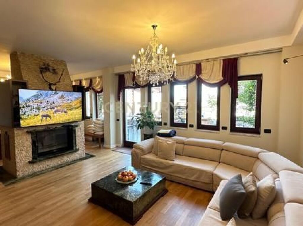 Shitet Apartament 3+1+3 Penthouse me Pamje Panoramike nga Tirana