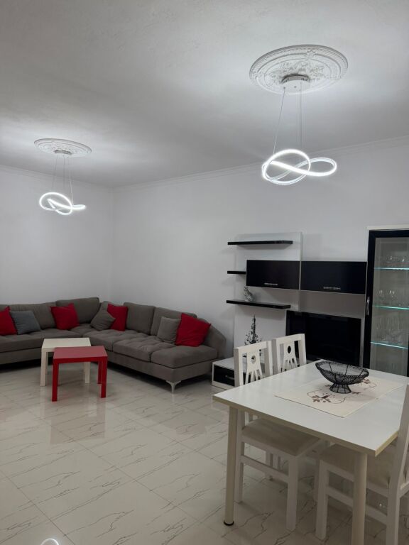 Qera | Shtëpi private 2 + 1 | Sauk | 500 €/muaj