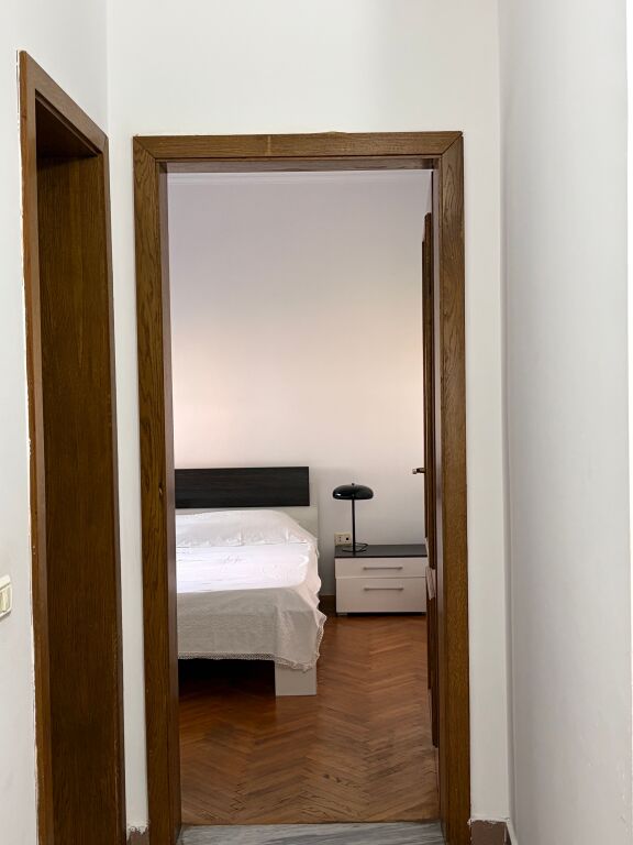 Apartament stil modern me 2 dhoma gjumi në dispozicion për qira në një vendndodhje kryesore