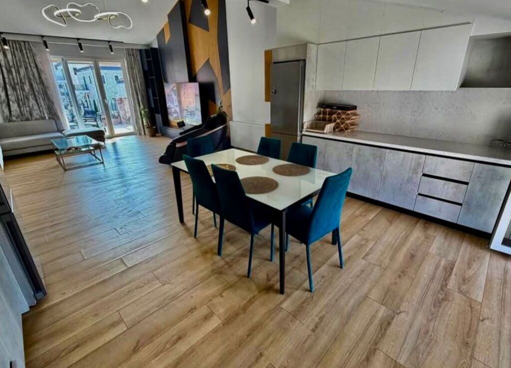 🌿 Penthouse  me Qira – Secret Garden, pranë TEG