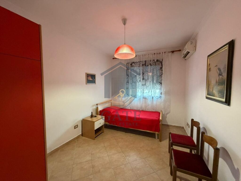 Jepet me qira, Apartament 3+1+2 Ballkone, Në Qendër të Durrësit – Tek Poliklinika.