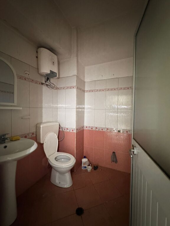 🏢 JEPET ME QERA AMBIENT I PËRSHTATSHËM PËR BIZNES 🏢  📍 Vendndodhja: Zona e Stacionit të Trenit, Durrës 📐 Sipërfaqe: 85 m² 🏢 Kati: 2 💰 Qeraja: 1,000,000 Lekë / vit 📅 Kusht pagese: Pagesë 1-vjeçare  Ambient me pozicion të favorshëm, i përshtatshëm për aktivitete të ndryshme biznesi si zyra, klinikë, kurs profesional, studio, agjenci, qendër estetike dhe aktivitete të tjera shërbimi.  Zona ofron akses të lehtë dhe ndodhet pranë rrugëve kryesore, duke e bërë një zgjedhje ideale për zhvillimin e biznesit tuaj.  