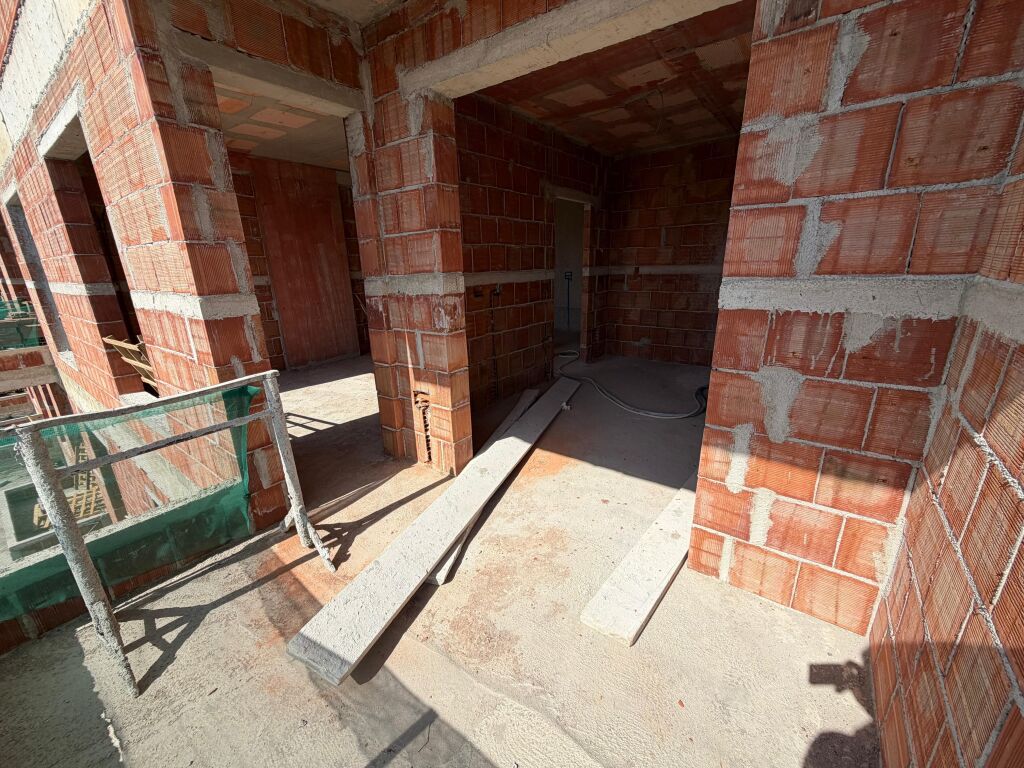 🏡 Shitet apartament 1+1  📍 Rruga “5 Maji”, Tiranë