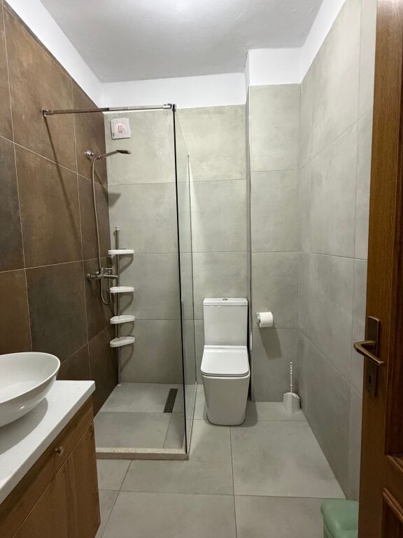 Apartament stil modern me 2 dhoma gjumi në dispozicion për qira në një vendndodhje kryesore