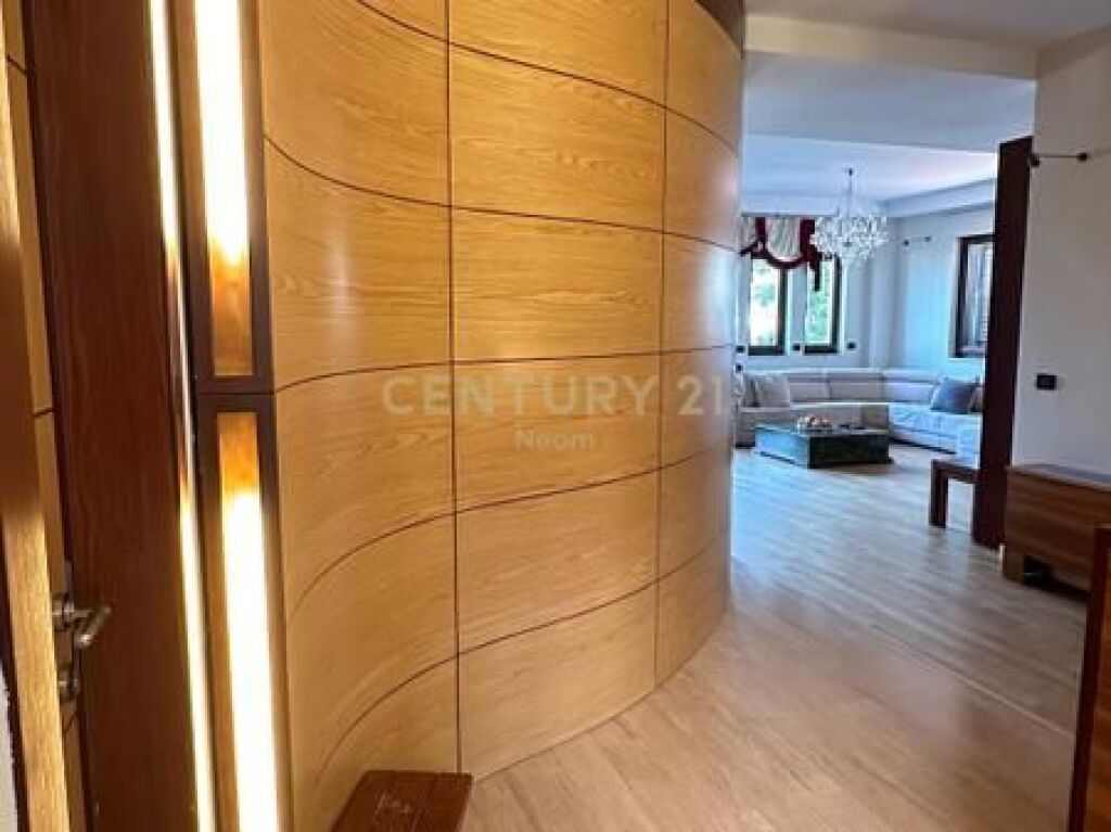 Shitet Apartament 3+1+3 Penthouse me Pamje Panoramike nga Tirana