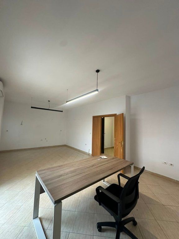 Qera, Ambient per zyra, Komuna e Parisit, Tirane