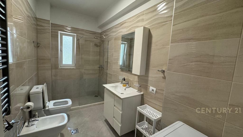 ME QIRA APARTAMENT 2+1+POST PARKIMI TEK KOPSHTI BOTANIK !