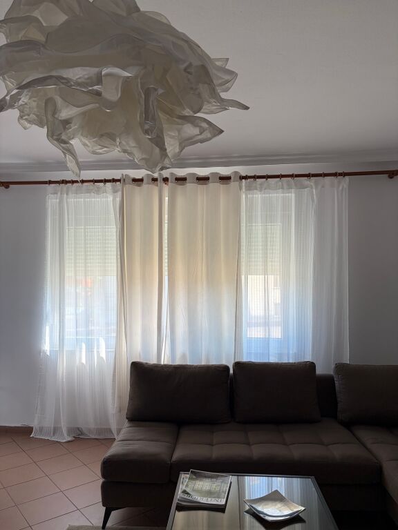 Apartament stil modern me 2 dhoma gjumi në dispozicion për qira në një vendndodhje kryesore