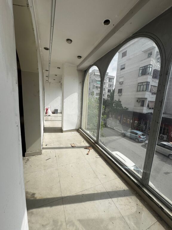 🏢 JEPET ME QERA AMBIENT I PËRSHTATSHËM PËR BIZNES 🏢  📍 Vendndodhja: Zona e Stacionit të Trenit, Durrës 📐 Sipërfaqe: 85 m² 🏢 Kati: 2 💰 Qeraja: 1,000,000 Lekë / vit 📅 Kusht pagese: Pagesë 1-vjeçare  Ambient me pozicion të favorshëm, i përshtatshëm për aktivitete të ndryshme biznesi si zyra, klinikë, kurs profesional, studio, agjenci, qendër estetike dhe aktivitete të tjera shërbimi.  Zona ofron akses të lehtë dhe ndodhet pranë rrugëve kryesore, duke e bërë një zgjedhje ideale për zhvillimin e biznesit tuaj.  