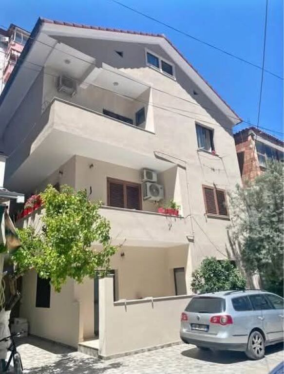 GARSONIERE ME QERA - RR. 5 MAJI ,TIRANE