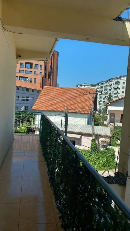 Qera | Shtëpi private 2 + 1 | Rruga Bajram Allaraj | 400 €/muaj