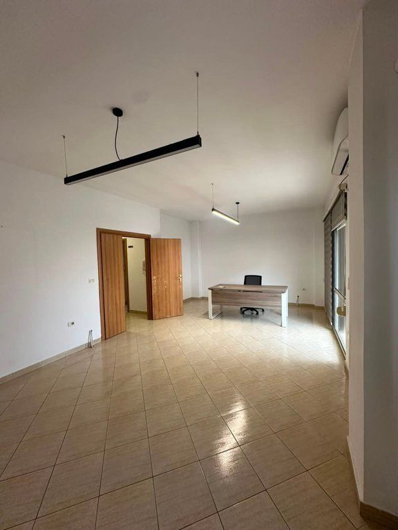 Qera, Ambient per zyra, Komuna e Parisit, Tirane