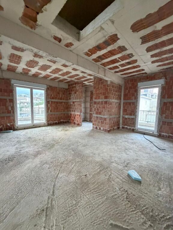 🏡 Vilë 3-Katëshe për Shitje – Collina Verde Residence