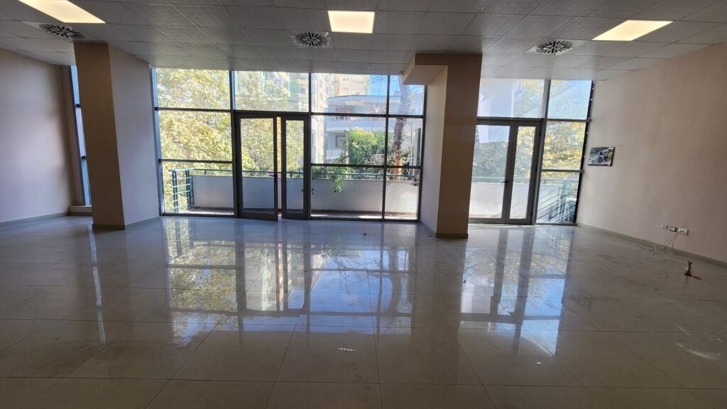 Japim Ambient Komercial Me Qira në zonën e Ish Rajonit në Durrës !