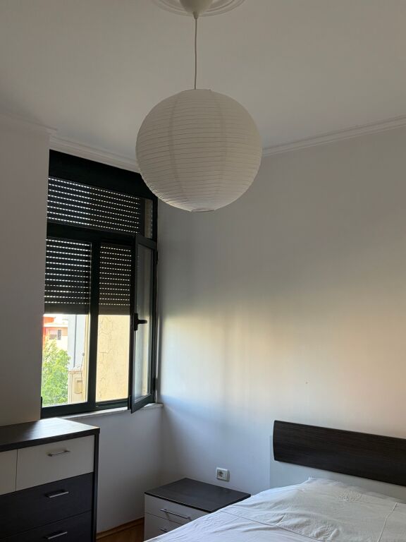 Apartament stil modern me 2 dhoma gjumi në dispozicion për qira në një vendndodhje kryesore