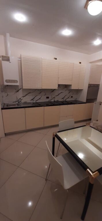 🏢Ish Kinostudio,prane Kopshtit  Lala jepet me qera apartament1+1+ambient gatimi,i mobiluar. 45,000Leke
