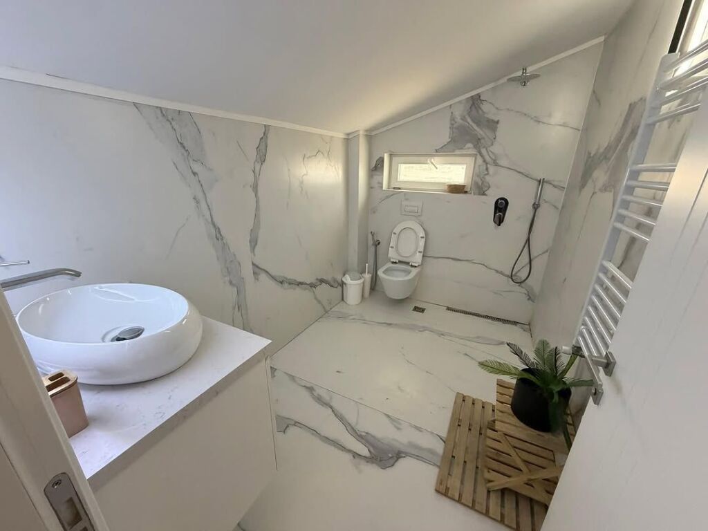 JEPET APARTAMENT 3+1 ME QERA TEK TEG
