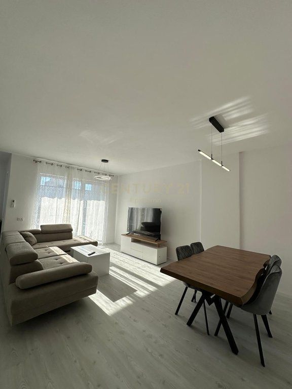 Apartament 3+1+2 për qira pranë Tregut Industrial Durres 800 € /Muaj