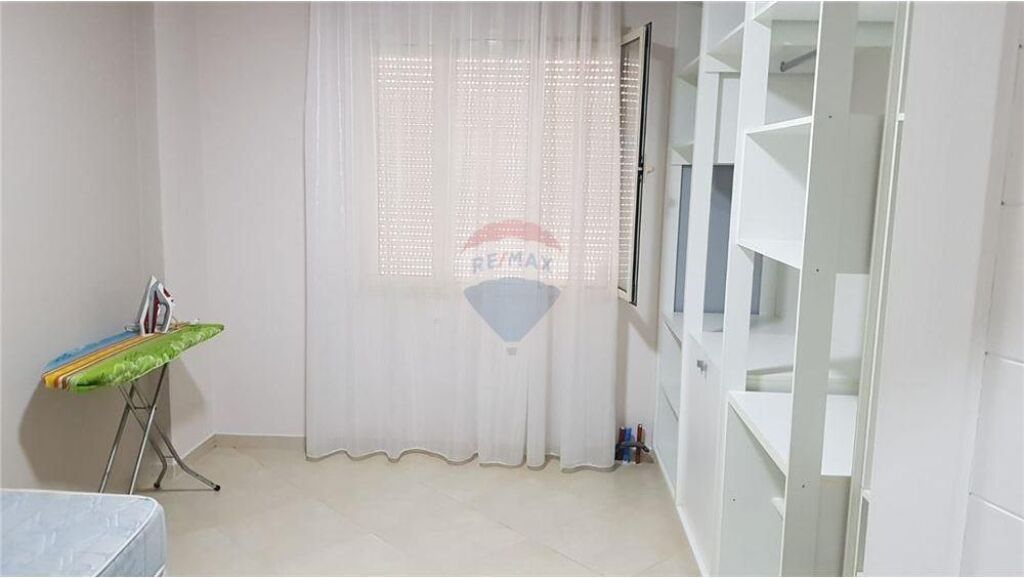 Apartament 2+1+2 me verande te Liqeni i Thate!