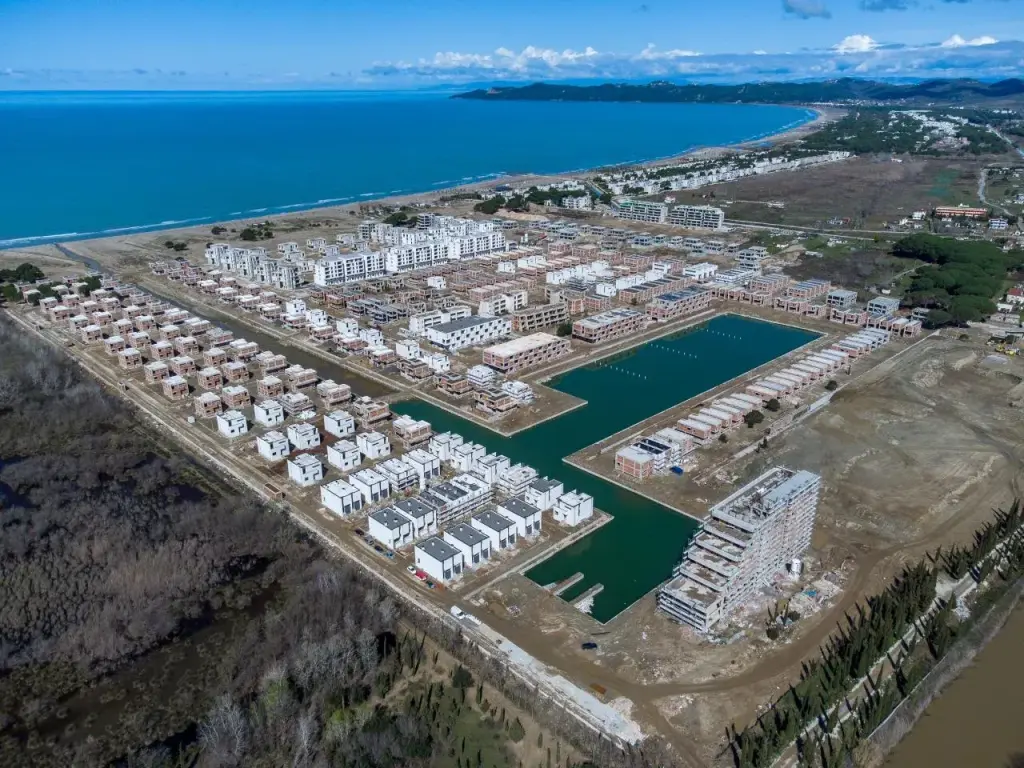Duplex 2+1 for sale with a great view located at the “Turquoise Marina” complex at Lalzi Bay in Hamallaj.